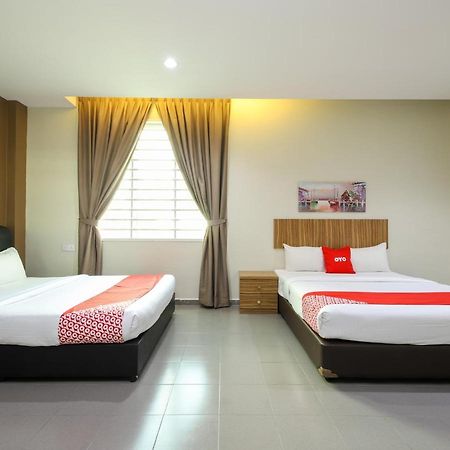 Oyo 89839 Riaz Hotel Malacca Exteriör bild