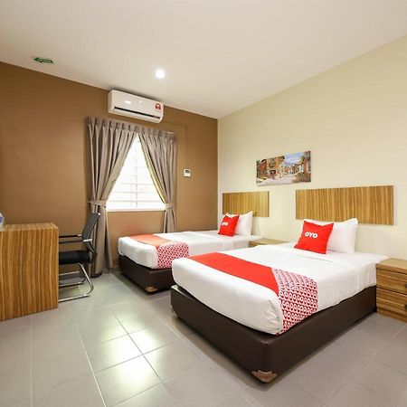 Oyo 89839 Riaz Hotel Malacca Exteriör bild