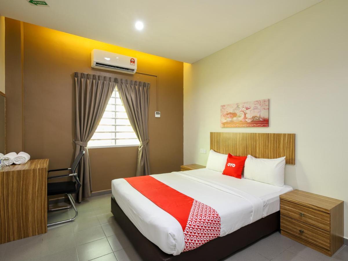 Oyo 89839 Riaz Hotel Malacca Exteriör bild