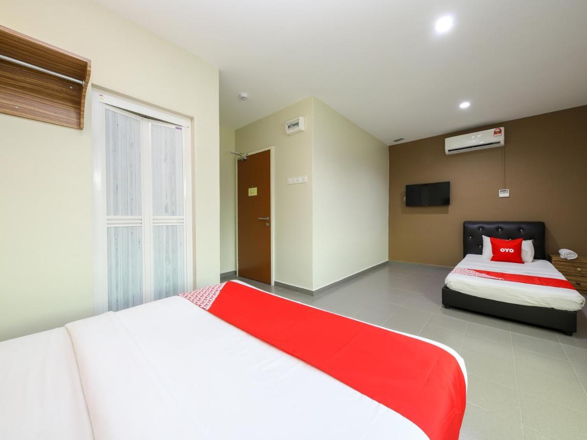 Oyo 89839 Riaz Hotel Malacca Exteriör bild