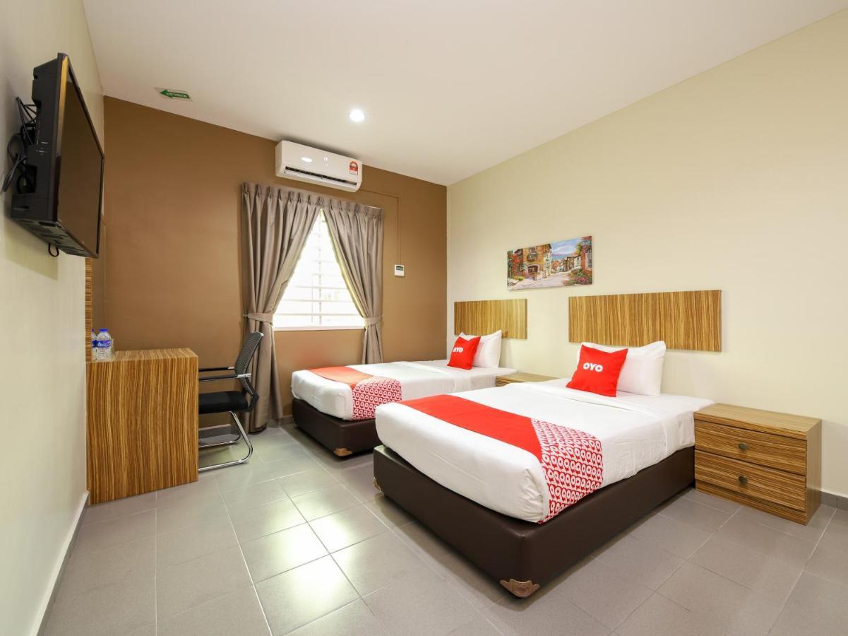 Oyo 89839 Riaz Hotel Malacca Exteriör bild
