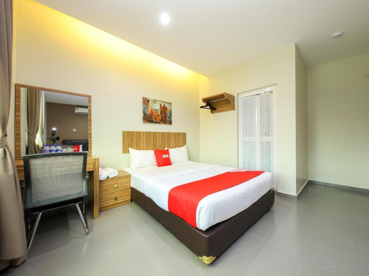 Oyo 89839 Riaz Hotel Malacca Exteriör bild