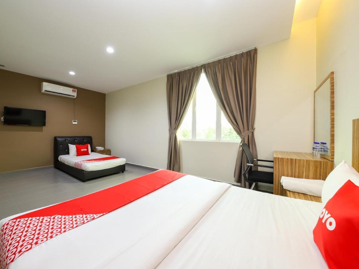 Oyo 89839 Riaz Hotel Malacca Exteriör bild
