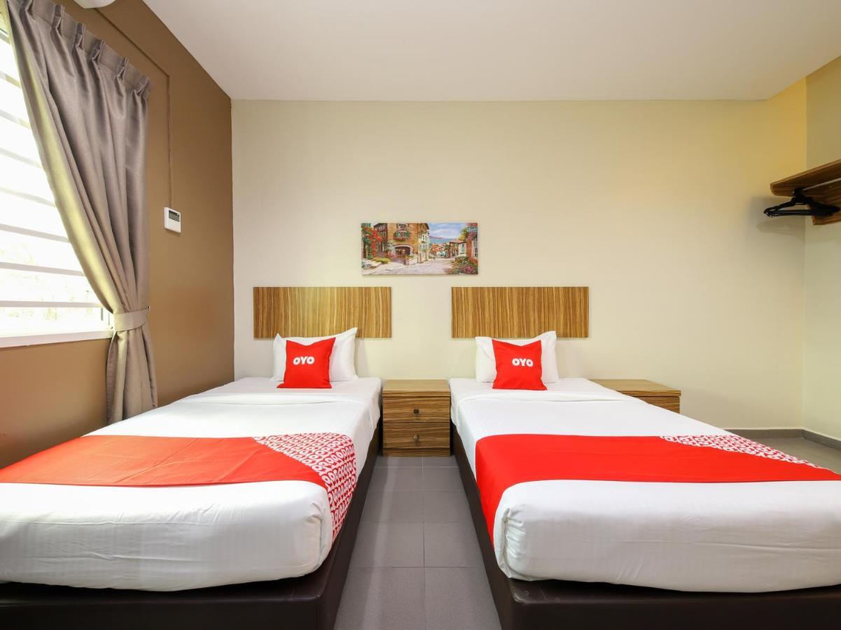 Oyo 89839 Riaz Hotel Malacca Exteriör bild